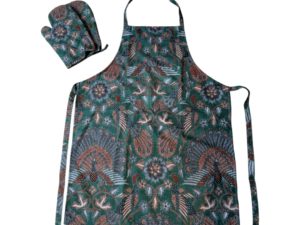 Batik keukentextiel is een sieraad in elke keuken! Perfect om je gezellige keuken op te leuken! Leuk voor je eigen keuken maar uiteraard ook ideaal om kado te geven aan bijvoorbeeld je moeder, vriendin of je vrouw! Uiteraard zijn onze schorten voorzien van een handig zakje aan de voorzijde van de schort.